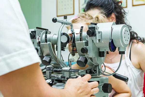 Optometrista con paciente, examinando los ojos — Foto de Stock