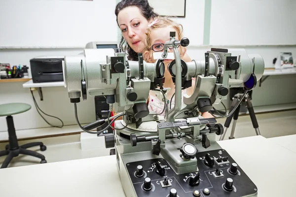 A menina está no exame ocular. . — Fotografia de Stock