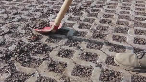 Schmutzabstreifen, mit roter Schaufel schaben, städtischen Boden reinigen. — Stockvideo