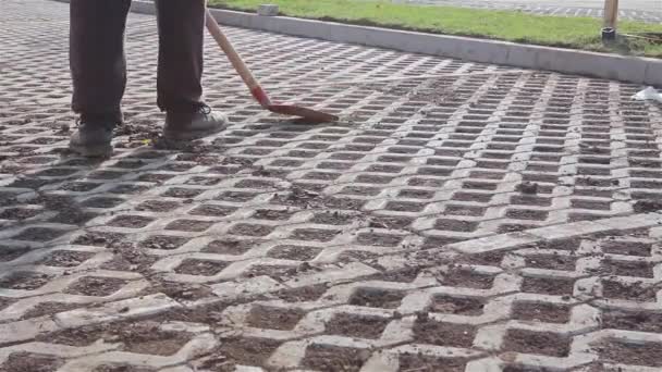 Vuil strippen, schrapen met rode schop, stedelijke grond reinigen. — Stockvideo