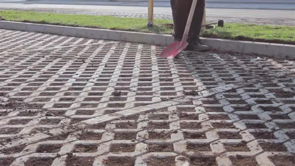 Vuil strippen, schrapen met rode schop, stedelijke grond reinigen. — Stockvideo