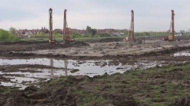 Çakma makine inşaat sitesinde.