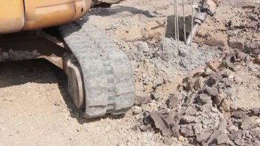 Matkap ve güçlendirilmiş ayağı toprağa breaking.