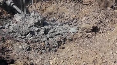 Matkap ve güçlendirilmiş ayağı toprağa breaking.