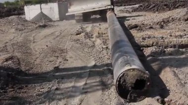 Ekskavatör tozlu yere taşınıyor.