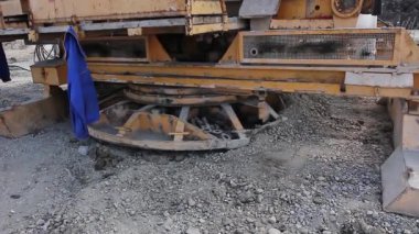 Büyük Delme yerini değiştirerek, düşük açılı görünüş.