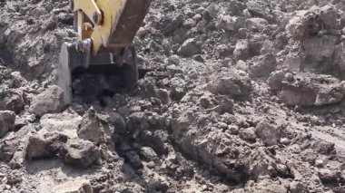Ekskavatör hendek kazı.