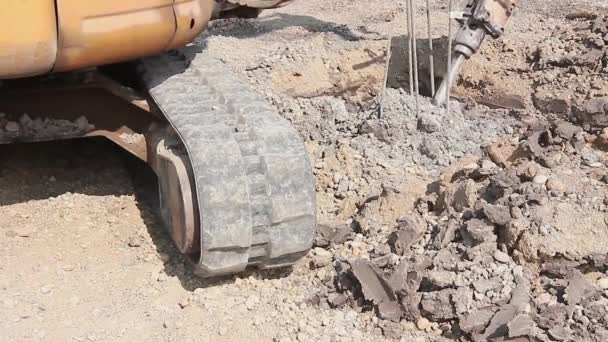 Jackhammer och bryta förstärkt pelarna i marken. — Stockvideo