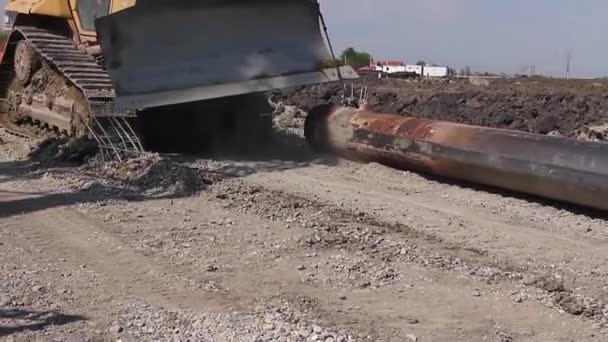 L'escavatore si muove su un terreno polveroso . — Video Stock