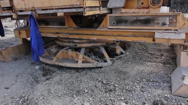 Low angle view at displacing big drilling equipment. — Stock Video