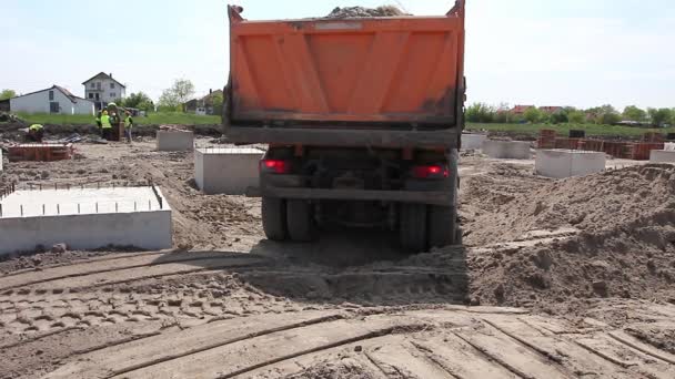 Il camion della discarica sta scaricando il terreno . — Video Stock