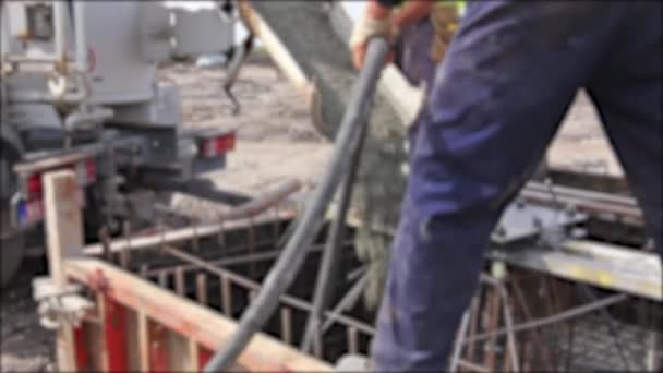 Pandangan kabur pada menuangkan beton dalam cetakan yang diperkuat . — Stok Video