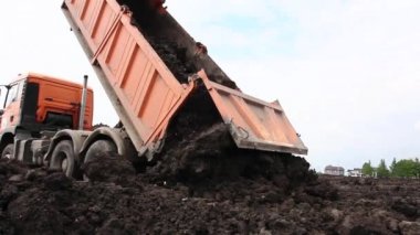 Birçok damperli kamyon toprak aynı yığın, boşaltma.
