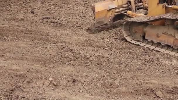 Bulldozer máquina está nivelando canteiro de obras . — Vídeo de Stock