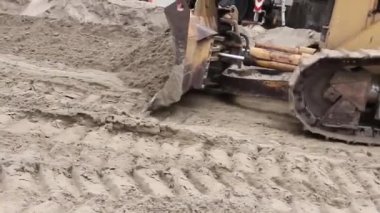 Bir ağır caterpillar inşaat makine ve parça tekerlekli.