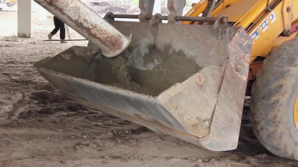 Transport de béton avec pelle à bulldozer . — Video