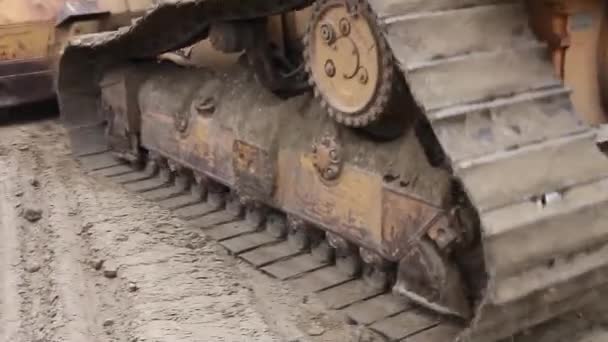 Track wheels of a heavy caterpillar construction machine. — Stock Video