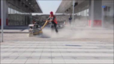 Kontrol eden işçisi bulanık görünüm plaka Kompaktör.