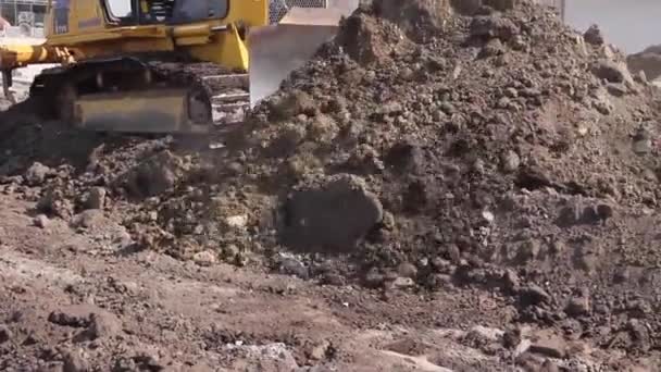 Spåra hjul av en tung caterpillar anläggningsmaskin. — Stockvideo