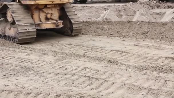 Track wheels of a heavy caterpillar construction machine. — Stock Video