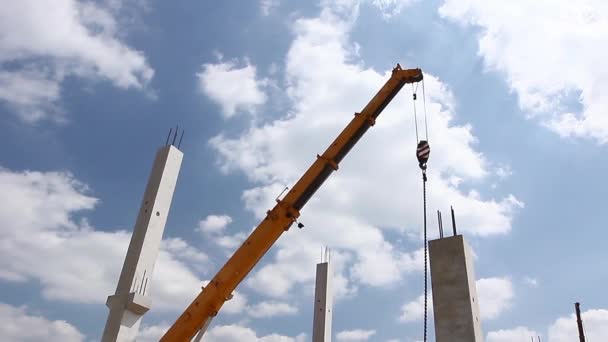 Mobiele kraan bereidt voor werk. — Stockvideo