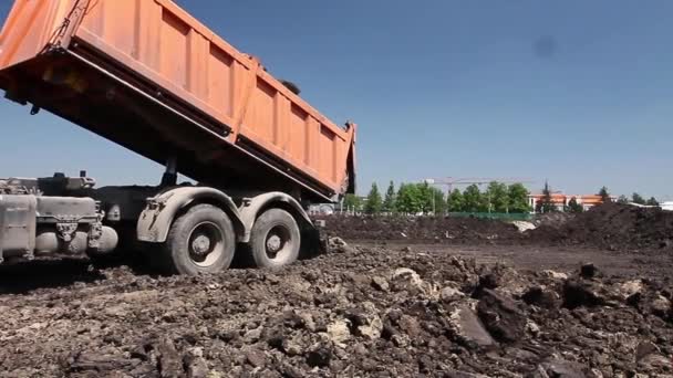 Il camion della discarica sta scaricando il terreno . — Video Stock