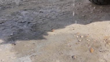 Su damlaları kuru yere düşüyor.
