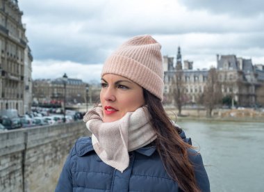 Çekici, zarif, esmer bir kadının portresi..