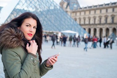 Akıllı telefon kullanan güzel bir genç kadın..