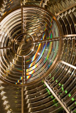 Bir Fresnel lens aslında fenerler için Fransız fizikçi Augustin-Jean Fresnel tarafından geliştirilen kompakt objektif türüdür