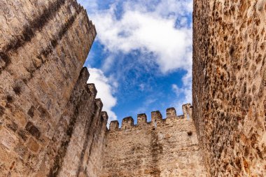 Aziz George Kalesi, Portekiz 'in başkenti Lizbon' da MÖ 8. yüzyıla kadar uzanan tarihi bir kaledir. 12. yüzyıldan beri., 