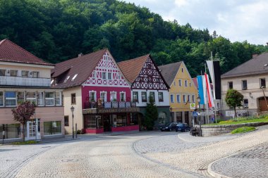 Bad Berneck, Almanya 'da Bavyera eyaletinde yer alan bir şehirdir. Fichtelgebirge Dağları. Wallenrode, Hohenberneck Şatosu, Eski Şato ve St. Mary Kilisesi 'nin kalıntıları.