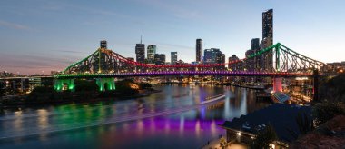 Hikaye Köprüsü, Brisbane Nehri boyunca uzanan ve Brisbane, Queensland, Avustralya 'nın kuzey ve güney banliyöleri arasında araç, bisiklet ve yaya trafiği taşıyan bir kantilever köprüdür. Bu en uzun kanti.