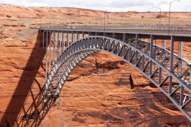  Glen Canyon Barajı için Köprü, ABD 'nin Arizona eyaletinin kuzeyinde, Page kasabası yakınlarında bulunan Colorado Nehri üzerinde bulunan bir beton kemer-yer çekimi barajıdır. 710 feet yüksekliğindeki baraj