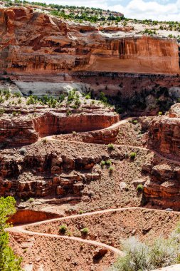 Shafer Track yolu Canyonlands Milli Parkı 'nın Gök Bölgesi' ndeki adaların iç kısımlarında. Çok korkunç dört teker izleri var.