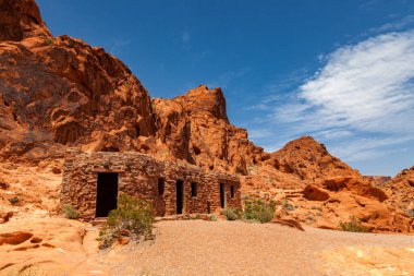  Kamaranın arkasında. Behuninler orada sadece bir yıl yaşadılar, evi ve tarlalarını tehdit eden sel felaketinden sonra Fruita 'ya gitmek üzere ayrıldılar. Ve Capitol Resifi Ulusal Parkı' ndaki bir yerleşimci kulübesinin en sağlam örneğini temsil ediyorlar.