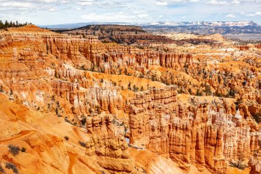  Bryce Canyon Ulusal Parkı, Utah 'ın güneyinde yayılan kırmızı kabadayılarla tanınır, ki bunlar ilmik şekilli kaya oluşumlarıdır. Parkın ana yolu Bryce Amfitiyatrosunu geçince.,