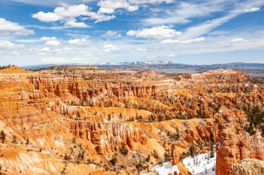 Bryce Canyon Ulusal Parkı, Utah 'ın güneyinde yayılan kırmızı kabadayılarla tanınır, ki bunlar ilmik şekilli kaya oluşumlarıdır. Parkın ana yolu Bryce Amfitiyatrosunu geçince.,