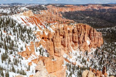  Bryce Canyon Ulusal Parkı, Utah 'ın güneyinde yayılan kırmızı kabadayılarla tanınır, ki bunlar ilmik şekilli kaya oluşumlarıdır. Parkın ana yolu Bryce Amfitiyatrosunu geçince.,