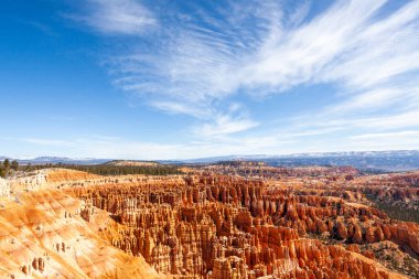  Bryce Canyon Ulusal Parkı, Utah 'ın güneyinde yayılan kırmızı kabadayılarla tanınır, ki bunlar ilmik şekilli kaya oluşumlarıdır. Parkın ana yolu Bryce Amfitiyatrosunu geçince.,