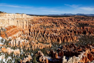  Bryce Canyon Ulusal Parkı, Utah 'ın güneyinde yayılan kırmızı kabadayılarla tanınır, ki bunlar ilmik şekilli kaya oluşumlarıdır. Parkın ana yolu Bryce Amfitiyatrosunu geçince.,