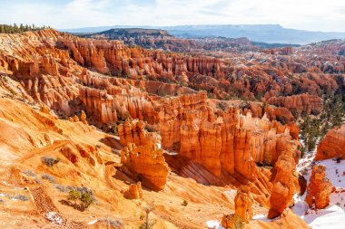  Bryce Canyon Ulusal Parkı, Utah 'ın güneyinde yayılan kırmızı kabadayılarla tanınır, ki bunlar ilmik şekilli kaya oluşumlarıdır. Parkın ana yolu Bryce Amfitiyatrosunu geçince.,