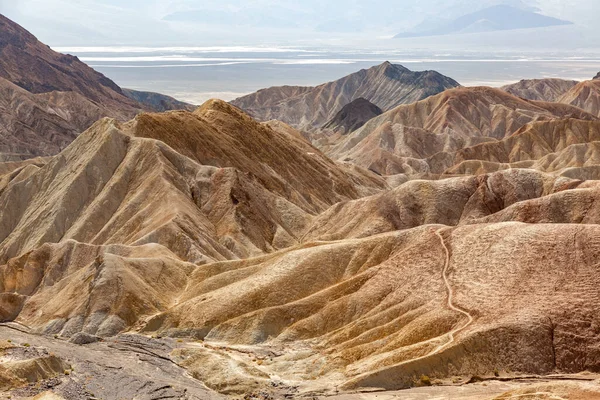 扎布里斯基角 Zabriskie Point 是位于美国死亡谷国家公园死亡谷以东的Amargosa山脉的一部分 以其侵蚀景观而闻名 — 图库照片