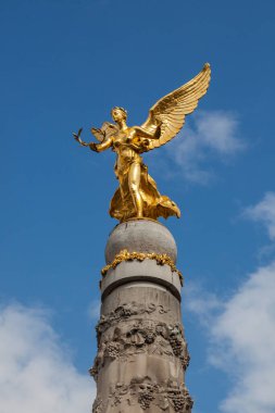 13. yüzyıl Reims veya Rheims Notre-Dame katedrali I. Dünya Savaşı sırasında büyük hasar görmesine karşın, Fransa 'nın en güzel Gotik kiliselerinden biri olarak yeniden düzenlenmiştir..