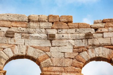 Verona Arena, İtalya 'nın Verona kentindeki Piazza Bra kentinde birinci yüzyılda inşa edilmiş bir Roma amfitiyatrosudur..