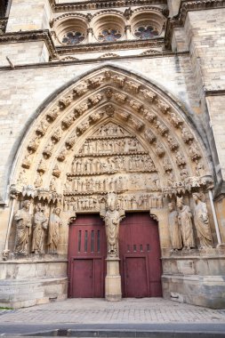 13. yüzyıl Reims veya Rheims Notre-Dame katedrali I. Dünya Savaşı sırasında büyük hasar görmesine karşın, Fransa 'nın en güzel Gotik kiliselerinden biri olarak yeniden düzenlenmiştir..
