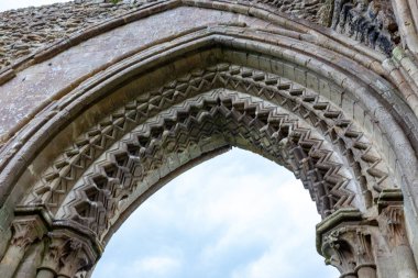 Glastonbury Manastırı, Glastonbury, Somerset, İngiltere 'de bir manastır. Kalıntıları, listelediğim sınıf ve tarihi eser ziyaretçi çekmek için açık..