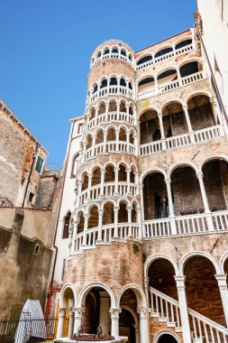 İtalya, Venedik 'te bir spiral kule. Scala Contarini del Bovolo ya da salyangoz adı verilen sarmal merdivenlerden oluşan büyük bir iç uçuş..
