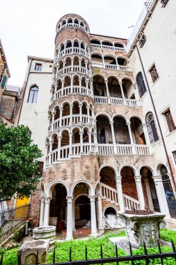 İtalya, Venedik 'te bir spiral kule. Scala Contarini del Bovolo ya da salyangoz adı verilen sarmal merdivenlerden oluşan büyük bir iç uçuş..