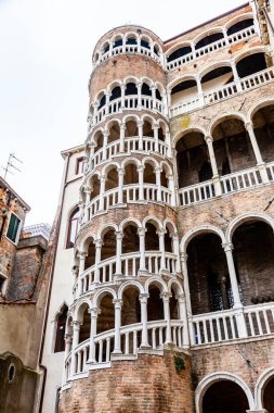 İtalya, Venedik 'te bir spiral kule. Scala Contarini del Bovolo ya da salyangoz adı verilen sarmal merdivenlerden oluşan büyük bir iç uçuş..